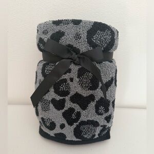DKNY Set of Two Hand Towels Gray Black Cheetah